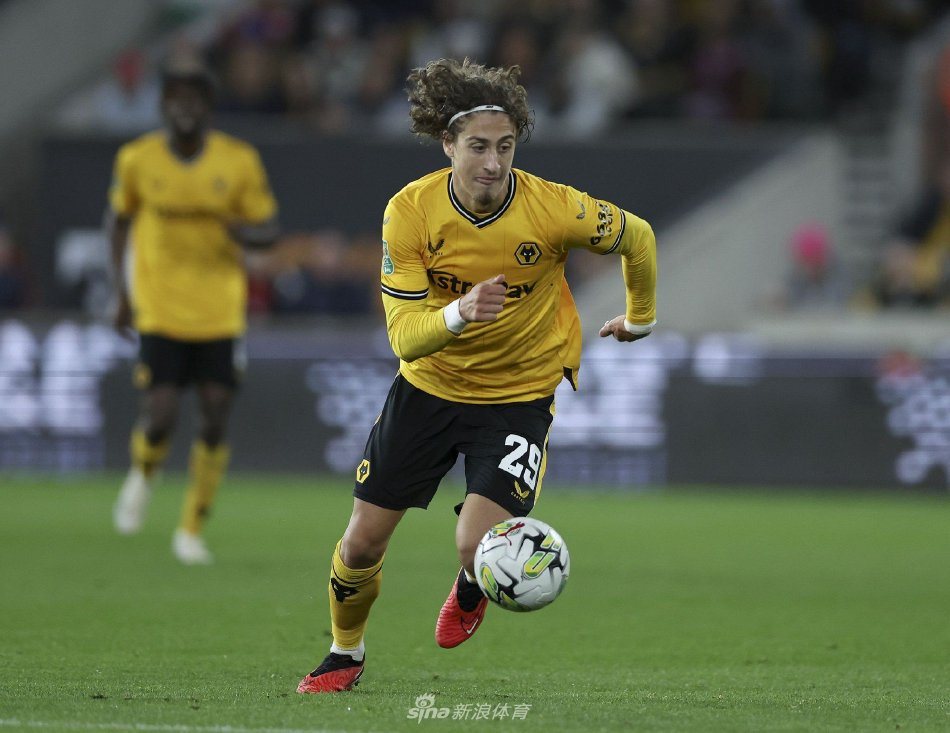 也彰显着她 也彰显着她