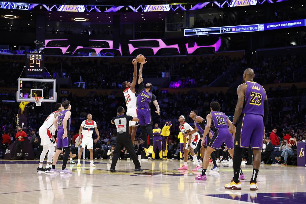 更是对她多 更是对她多